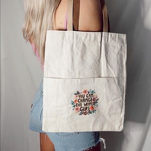 Tote + change the world quote 🌿